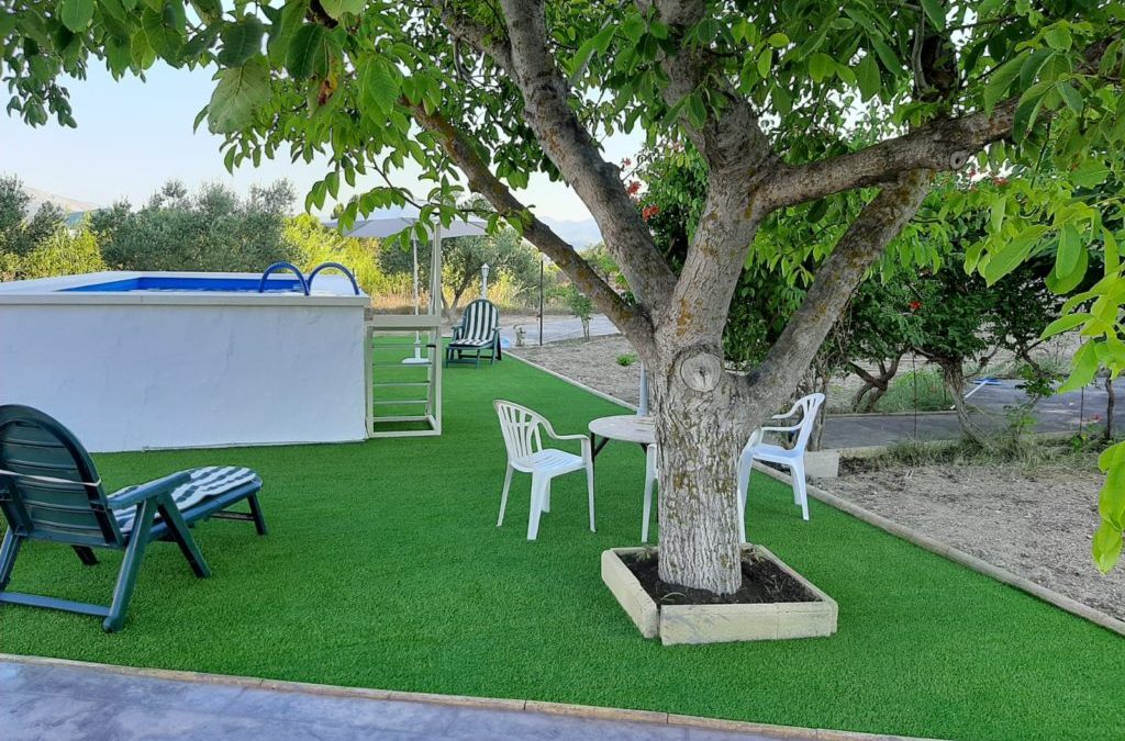 DECORACIÓN CÉSPED ARTIFICIAL Y PINTURA PISCINA