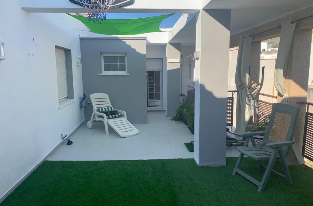 DECORACIÓN TERRAZA CON PINTURA Y CÉSPED ARTIFICIAL