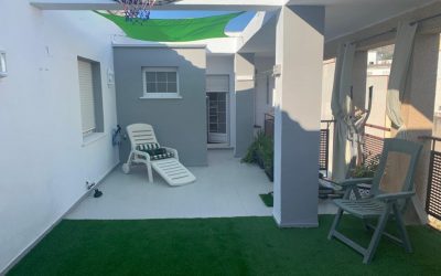 DECORACIÓN TERRAZA CON PINTURA Y CÉSPED ARTIFICIAL